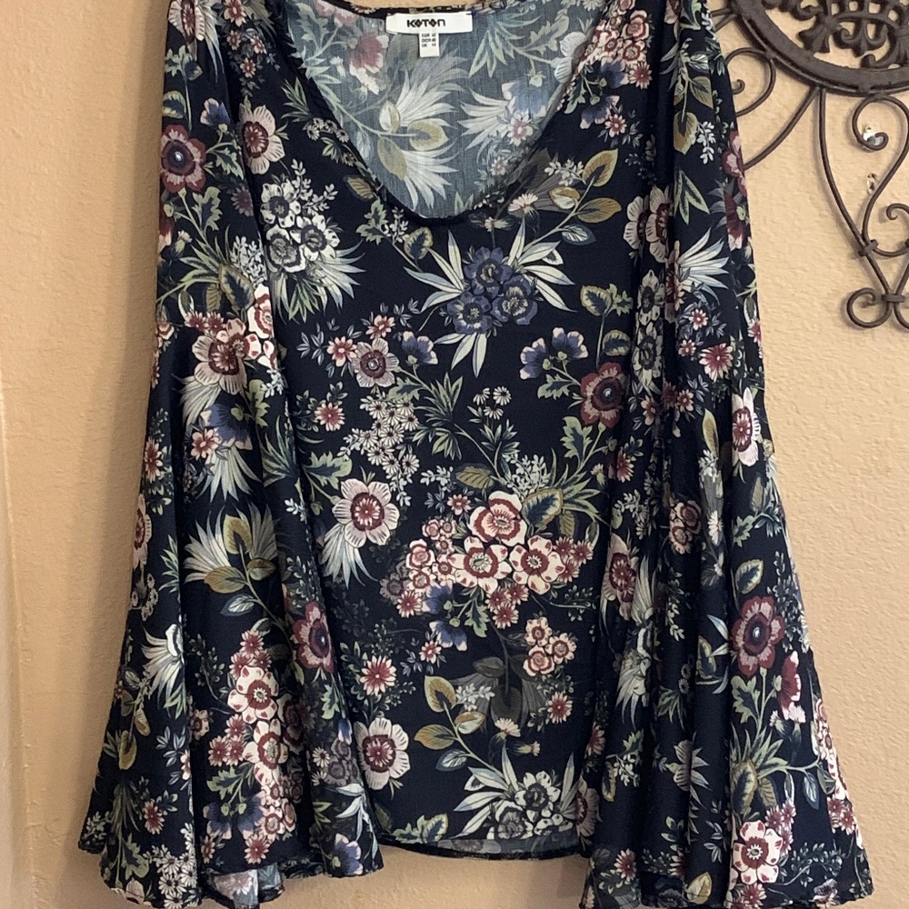 Flowery top with slit bell sleeves